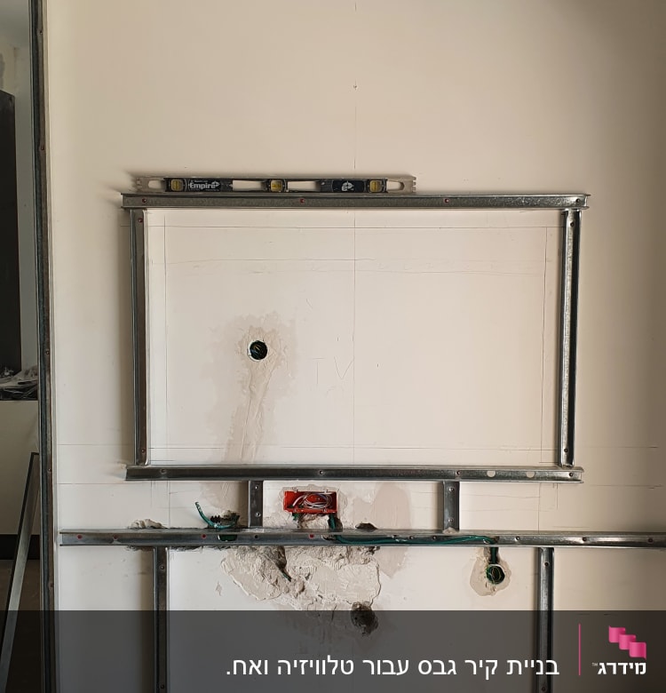 קיר גבס עם מסגרת מתכת וכלי עבודה